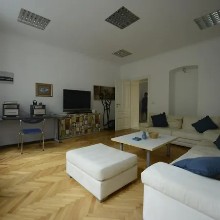 Park Lane Apartment *