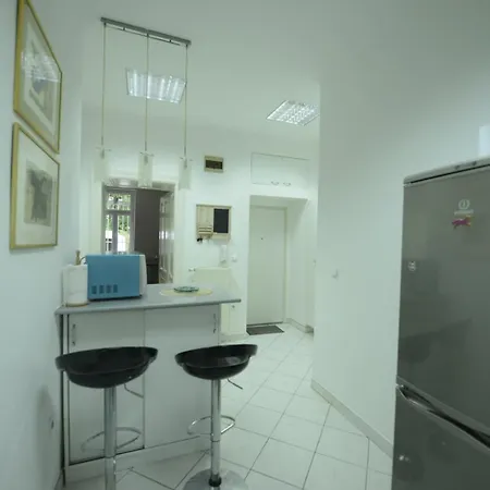 Park Lane Apartment *