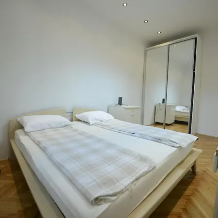 Park Lane Apartment *